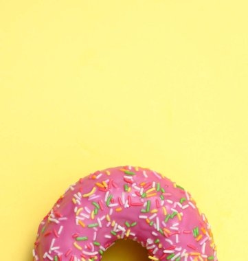 Güzel tatlı donut jöleli sarı bir sırtüstü