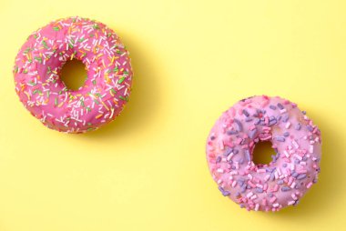 Güzel tatlı donut jölesi sarı arka planda