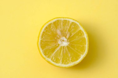 Sarı arka planda dilimlenmiş güzel sarı limon.