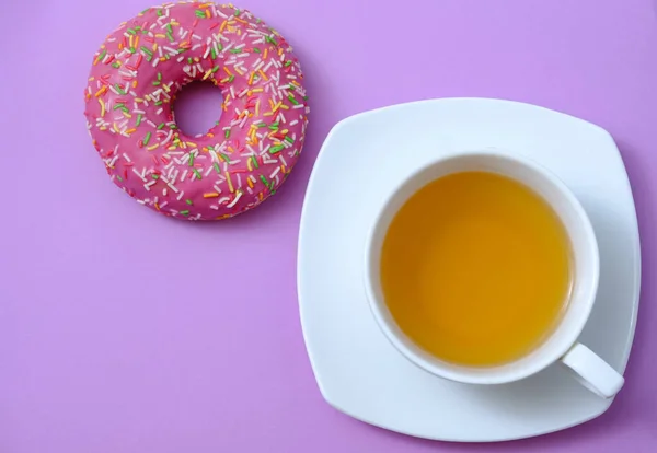Een Mooie Zoete Donut Met Glazuur Erin Een Kopje Thee — Stockfoto