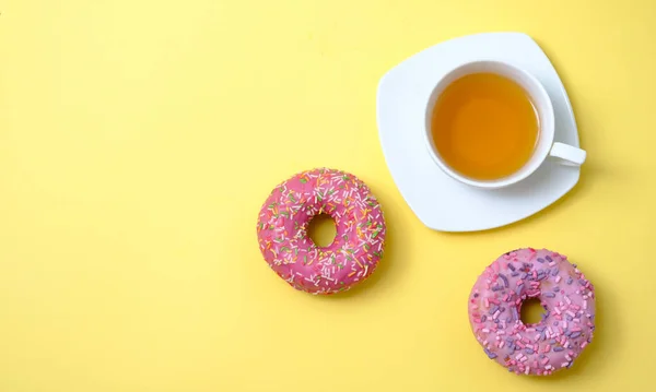 Een Mooie Zoete Donut Met Glazuur Erin Een Kopje Thee — Stockfoto