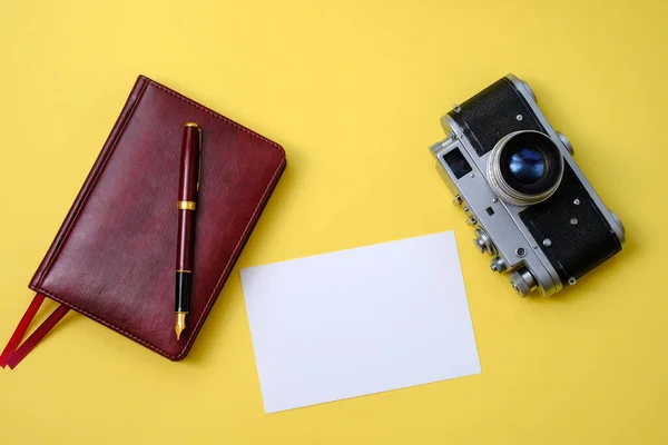 Красивая Старинная Ретро Камера Дневник Ручкой Фотокарточкой Желтом Фоне — стоковое фото