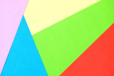 Kağıdın farklı renklerde arkaplanı tabloda yatıyor