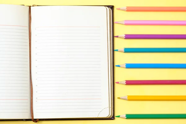 Otevřít Deník Barevné Tužky Žlutém Pozadí — Stock fotografie