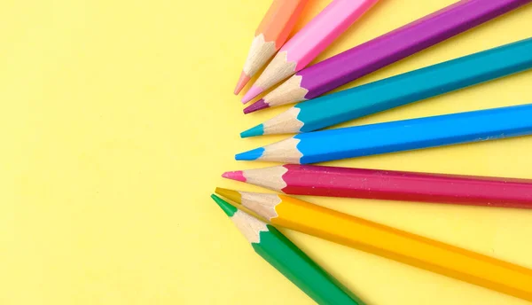 Lápices Colores Encuentran Una Hoja Papel Amarillo — Foto de Stock