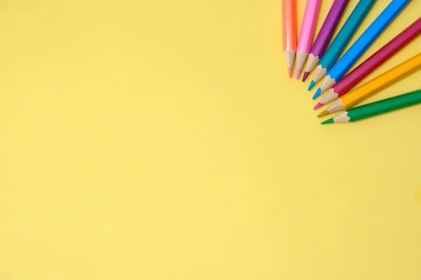 Lápis Coloridos Jazem Uma Folha Amarela Papel — Fotografia de Stock