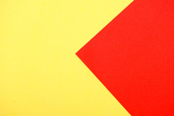 фон бумаги красный и желтый лежит на столе
