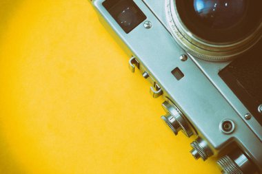 Sarı arka planda eski klasik retro kamera.