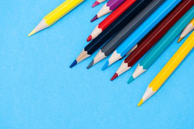 mavi arkaplan üzerine çizim için renk kalemleri