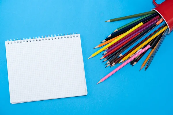 Színes Ceruzák Rajz Notebook Egy Kék Háttér — Stock Fotó