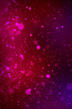 Siyah bir arka planda güzel, soyut kırmızı bir bokeh.