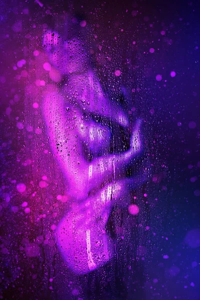 Gyönyörű Homályos Női Test Neon Fény Mögött Nedves Üveg Esőcseppel — Stock Fotó