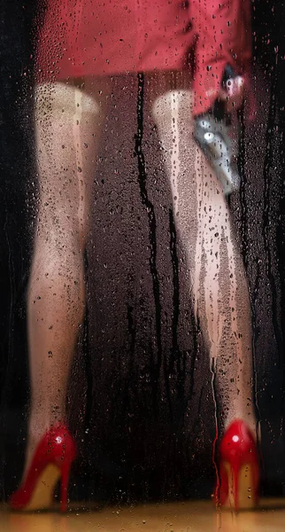 Красива Жінка Довгим Волоссям Білизні Стоїть Біля Вікна — стокове фото