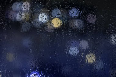 Güzel damlalar ve damlalar bardağın üzerine yağmur damlaları ve arka grubunda bokeh ile