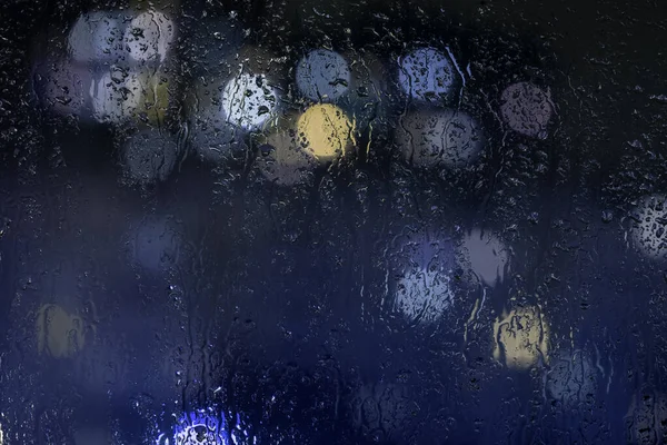 美丽的雨滴滴落在玻璃杯上 背景音乐中夹杂着Bokeh — 图库照片