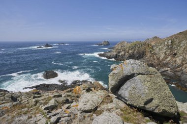 Sark adasının kıyı şeridi, Guernsey, kanal adaları.                               