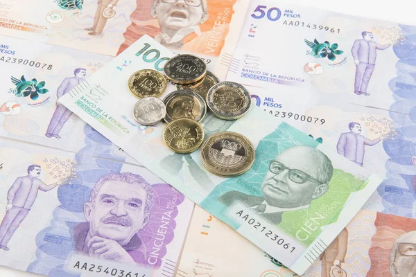 Dinheiro colombiano em uma mesa — Fotografia de Stock