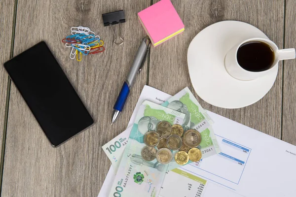 Бизнес и бюджетное планирование с колумбийскими деньгами — стоковое фото