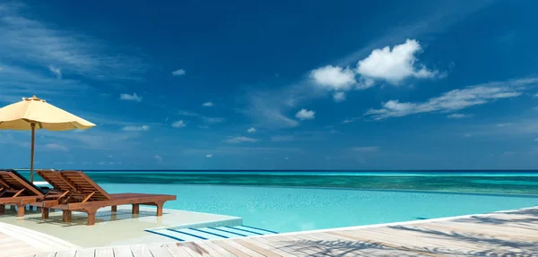 Maldivler üzerindeki tropikal plaj — Stok fotoğraf