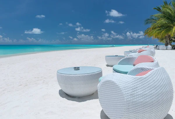 Praia Bar com mobiliário branco — Fotografia de Stock