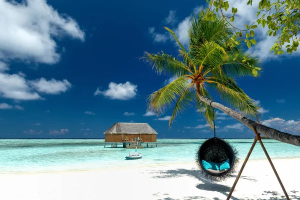 Liegestuhl am Strand auf den Malediven — Stockfoto