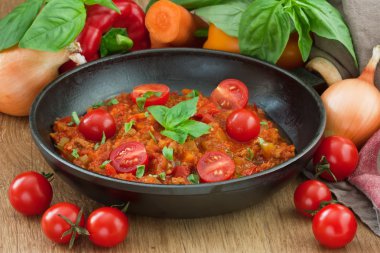 Domates sosu bolognese 