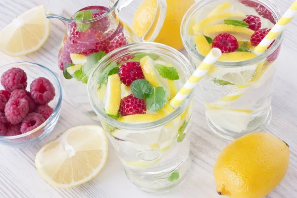 Fresh lemon and raspberry water drink — Stock Photo, Image