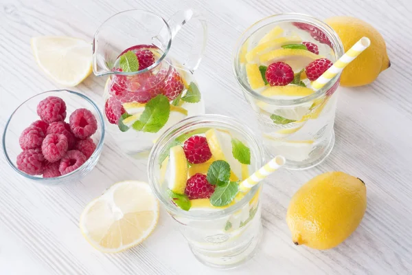 Färsk citron och hallon vatten att dricka Royaltyfria Stockbilder