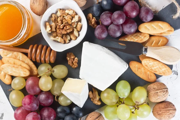 Assiette au fromage avec dessert Brie épicerie fine — Photo