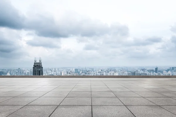 Paisaje urbano y horizonte de Shanghai desde el suelo vacío — Foto de Stock