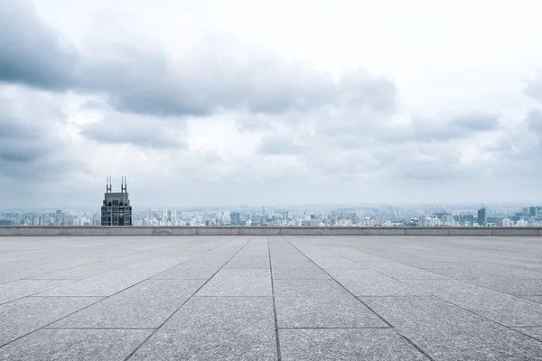 Stadtbild und Skyline von Shanghai aus dem leeren Boden — Stockfoto