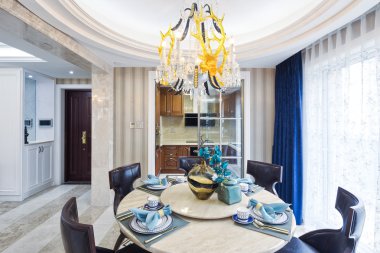 Modern yemek odasının içi.