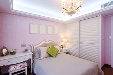 Modern yatak odasının içi