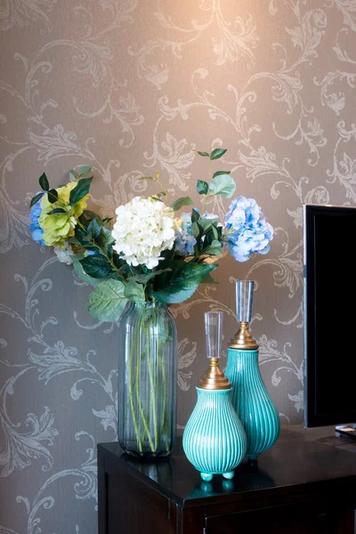 Gyönyörű vázák közelében Tv — Stock Fotó