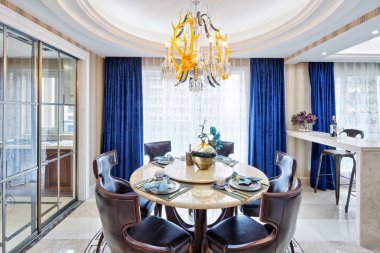 Modern yemek odasının içi.