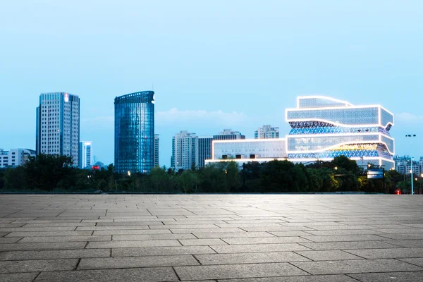 Empty floor with landmark buildings in Nanjing — Stock Photo, Image