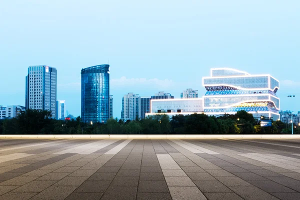 Empty floor with landmark buildings in Nanjing — Stock Photo, Image