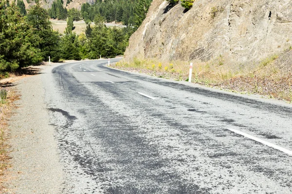 Route de campagne près de montagne en Nouvelle-Zélande — Photo