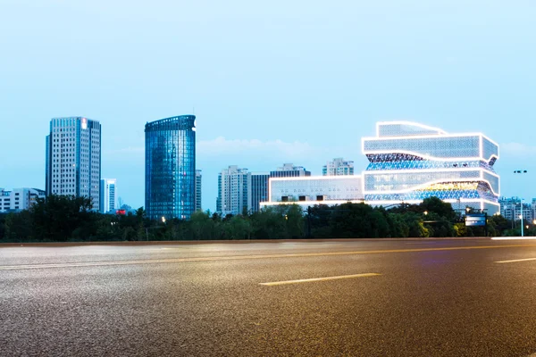 Camino vacío con edificios emblemáticos en Nanjing —  Fotos de Stock