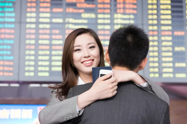 Modern Havaalanı kucaklama ile Asya severler — Stok fotoğraf