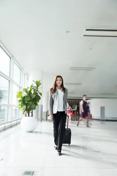 Asiatische junge Mädchen mit Gepäck in Flughafen — Stockfoto