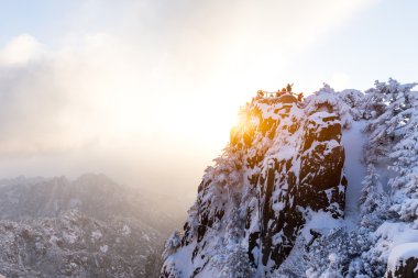 Huangshan Dağı'nda kar sahne 