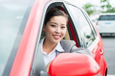 kırmızı araba Asyalı genç kız