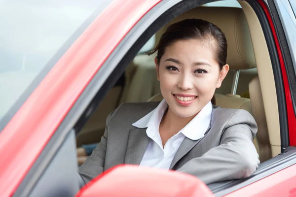 Asiatico giovane ragazza in rosso auto — Foto Stock