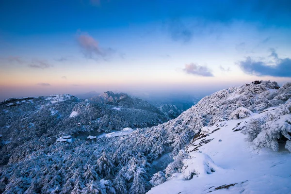 Escena de nieve en la montaña Huangshan — Foto de Stock