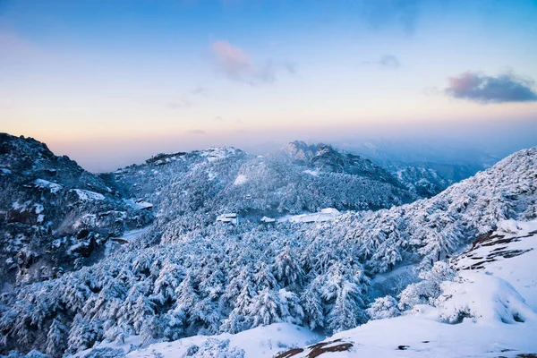Cena de neve na montanha Huangshan — Fotografia de Stock
