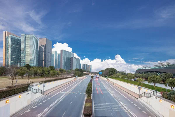 Trafik på vej og moderne bygninger i Hangzhou - Stock-foto