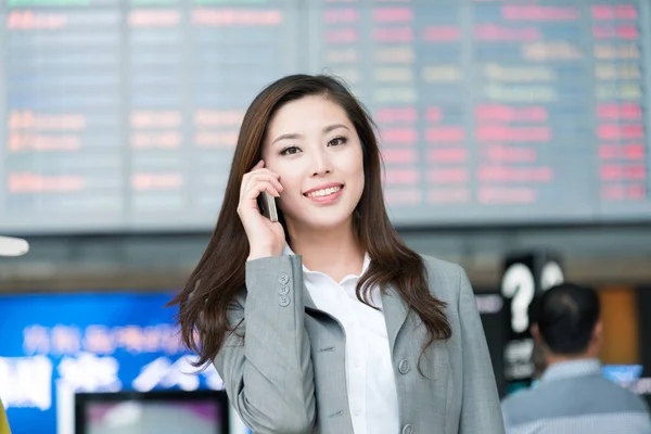 Asiático chica es llamando en aeropuerto hall —  Fotos de Stock