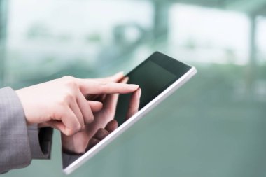 bir tablet dokunmadan kadın 