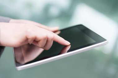 bir tablet dokunmadan kadın 